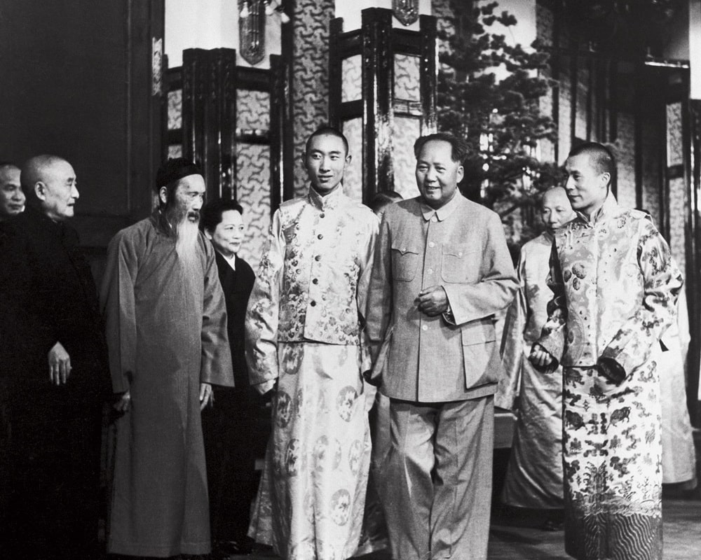 Tenzin Gyatso, 14e dalaï-lama, en visite à Pékin en 1954, auprès de Mao Zedong (crédit : Wikicommons)
