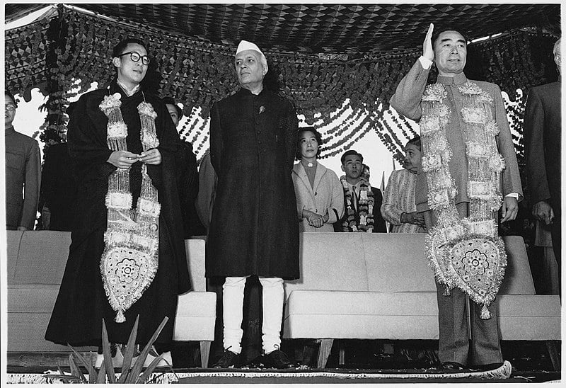 Le dalaï-lama, Nehru et Zhou Enlai à New Delhi en 1956 (crédit : Homai Vyarawalla – Wikicommons)
