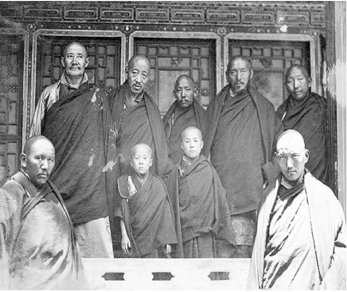Le 14e dalaï-lama et ses assistants au palais du Potala dans les années 1940 (crédit : Wikicommons)
