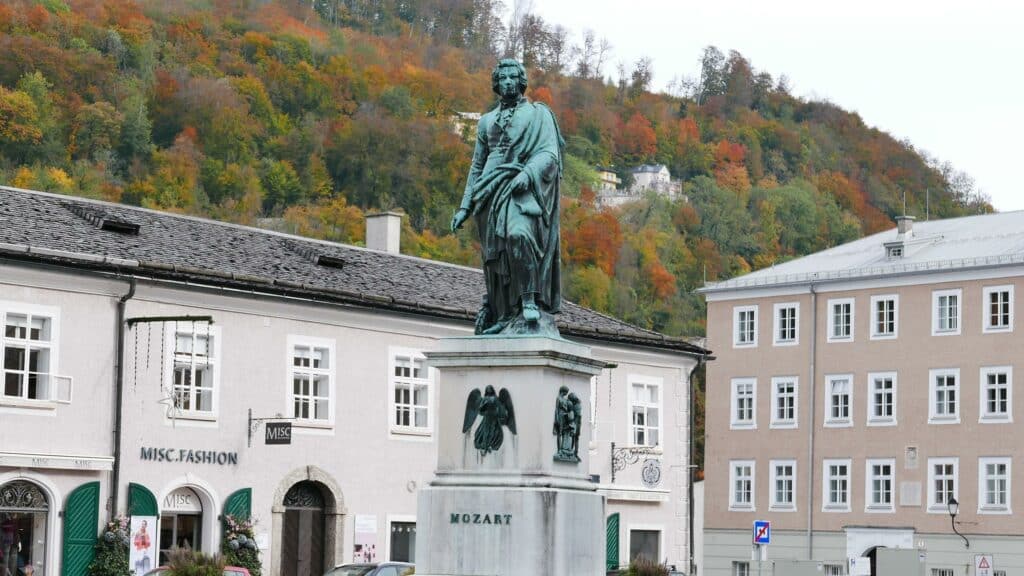 Statue-Mozart-a-Salzbourg :
Ken Eckert, CC BY-SA 4.0, via Wikimedia Commons