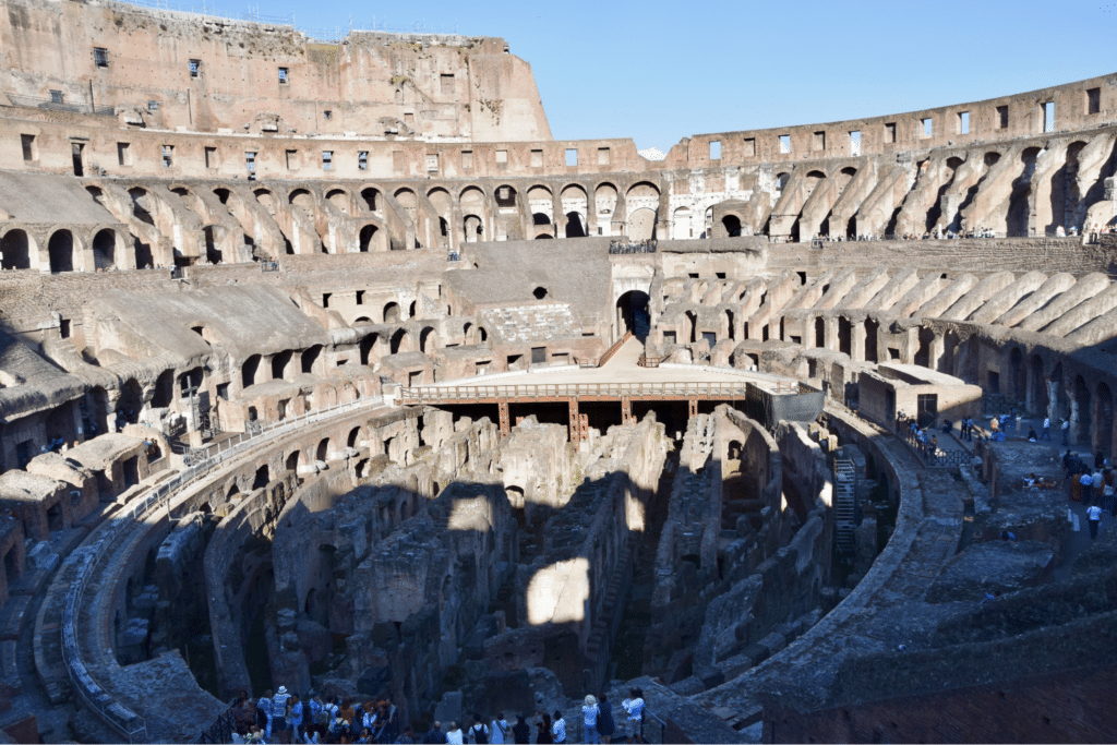 Intérieur du Colisée, Rome, Italie — Auteur Ank Kumar — CC BY-SA 4.0 — Wikimedia Commons
