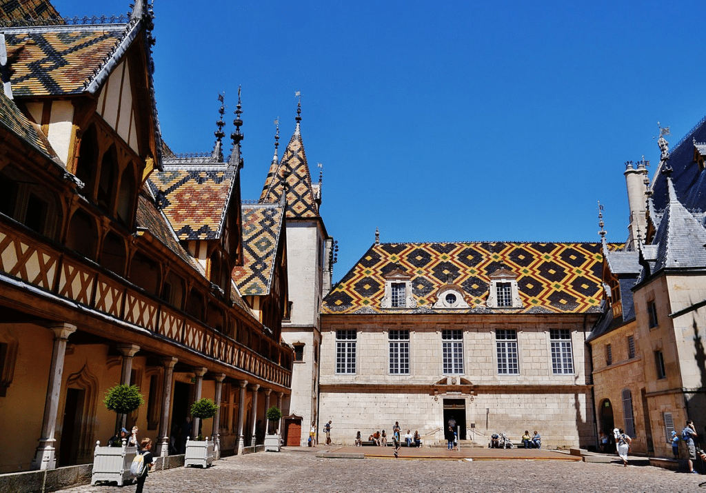 Cour intérieure de l'Hôtel-Dieu, Beaune - Photo de Zaïron - Wikimedia Commons - CC BY-SA 4.0
