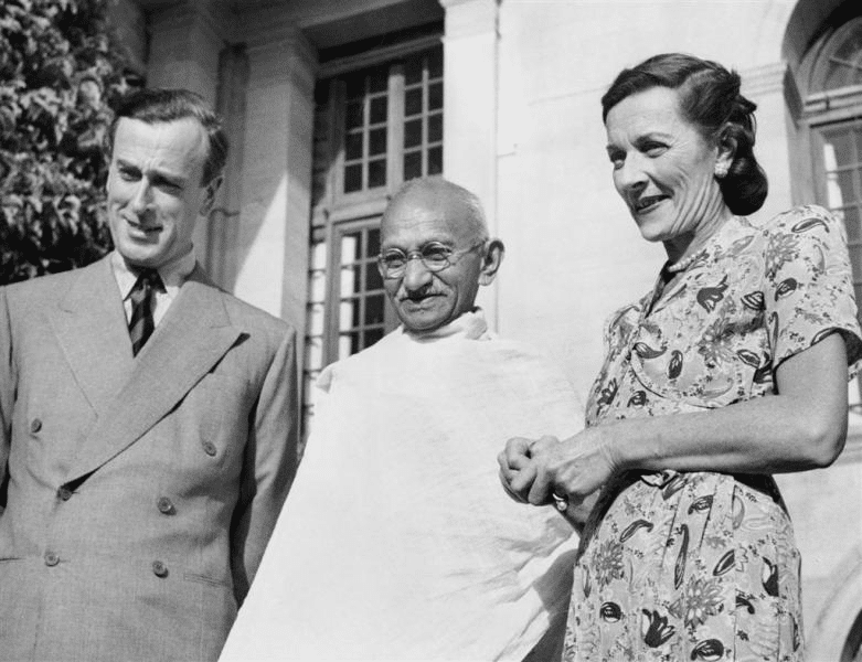 Gandhi entouré de Lord et Lady Mountbatten - Photographie IND 5298 des collections des Imperial War Museums - Wikimedia Commons
