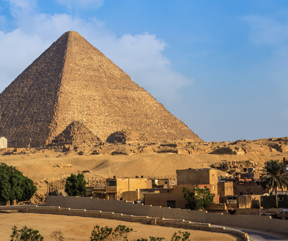 Pyramide de Khéops sur le plateau de Gizeh — Canva — Photo libre de droits
