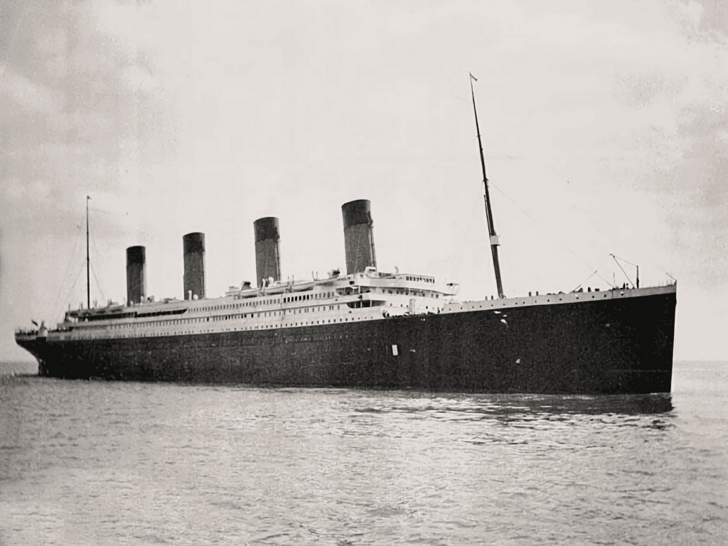 Titanic photographié à Cobh, Irlande — Photo de François Browne — Domaine public — Wikimedia Commons
