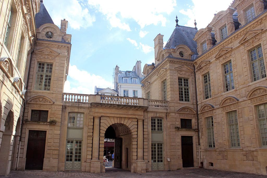 Hôtel Sully, Portail d’entrée et terrasse vus depuis la cour, aujourd’hui Centre des monuments nationaux – Wikimédia Commons
