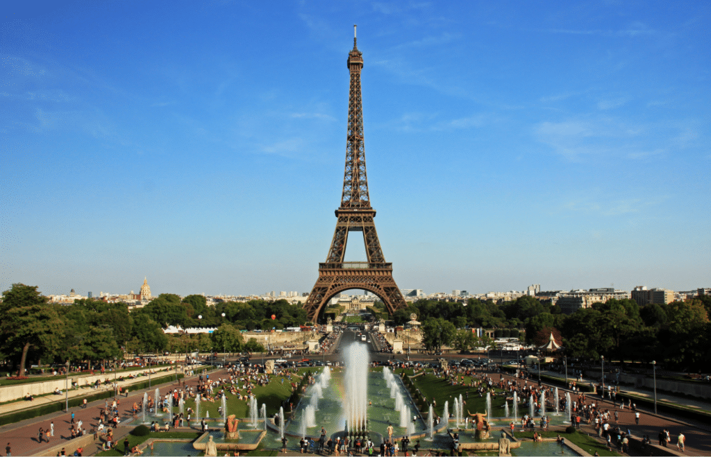 La Tour Eiffel et les Jardins du Trocadéro depuis le Palais de Chaillot , Paris - Photo de NonOmnisMoriar - Wikimedia Commons - CC BY-SA 3.0
