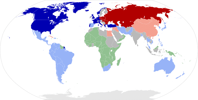 Les deux blocs durant la guerre froide avec en bleu foncé et clair, le « bloc de l’Ouest » et en rouge foncé et clair, le « bloc de l’Est ».