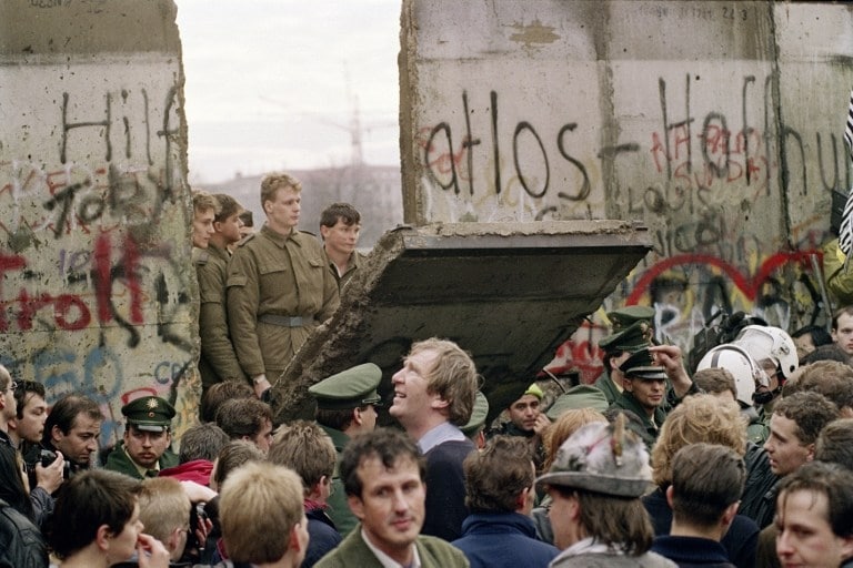 Des garde-frontières est-allemands en train de démolir une partie du mur de Berlin le 11 novembre 1989. © AFP, Gérard Malie.