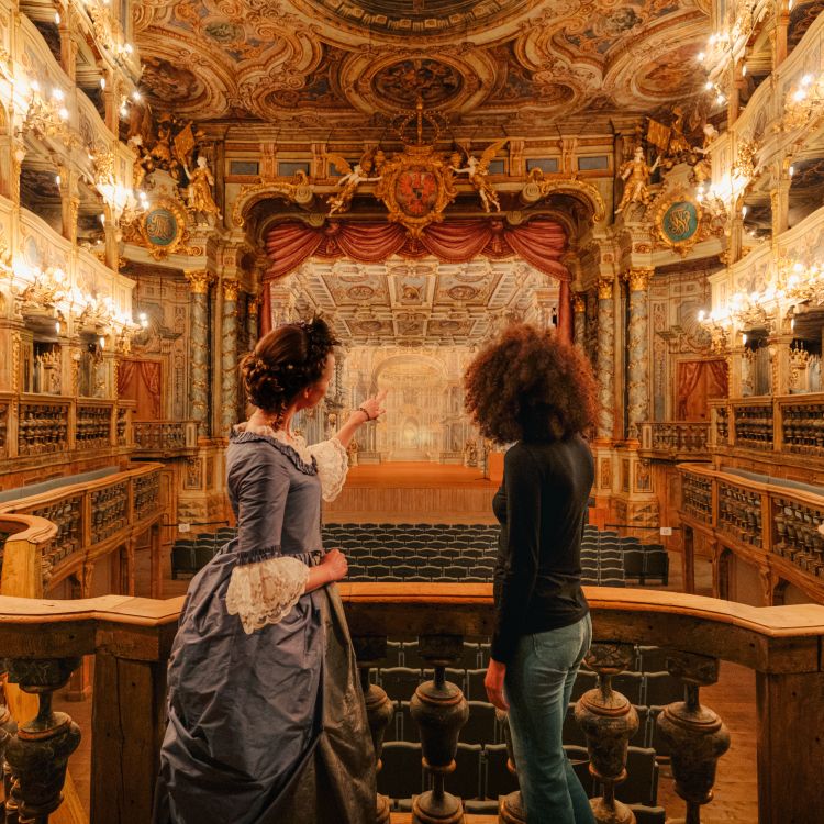 Bayreuth: l'actrice montre à une femme l'opéra Margravial, site classé au patrimoine mondial de l'UNESCO ©DZT (Julia Nimke)