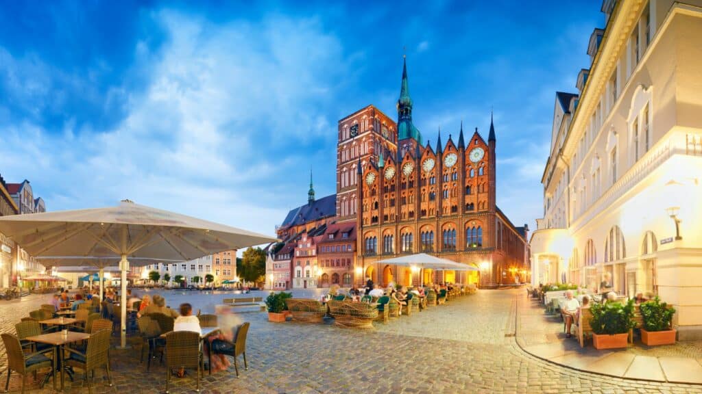 Stralsund : église Saint-Nicolas et ancien hôtel de ville sur le marché de la ville hanséatique ©DZT (Francesco Carovillano)