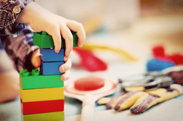 Les jouets utilisés par un enfant / © FeeLoona, certains droits réservés, www.pixabay.com