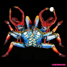 Un crabe en body-painting dans l'émission Skin Wars