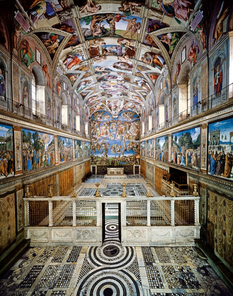 La chapelle Sixtine semble quelconque, du moins de l'extérieur. À l'intérieur, l'impressionnante fresque de Michel-Ange dirige le regard vers le « Jugement dernier ».
PHOTOGRAPHIE DE ARCHIVIO FOTOGRAFICO MUSEI VATICANI