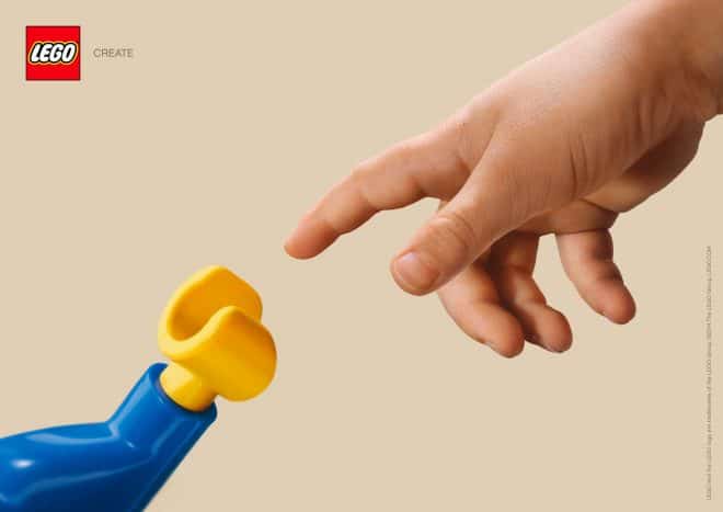 Publicité Lego interprétant le fameux geste de main de la Création d'Adam