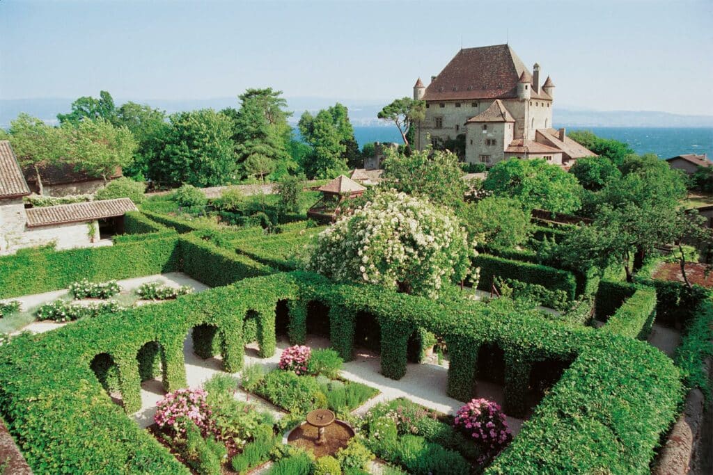 Cloître médiéval (premier plan) et labyrinthe (second plan) du Jardin des Cinq Sens d’Yvoire © Visite Yvoire - France