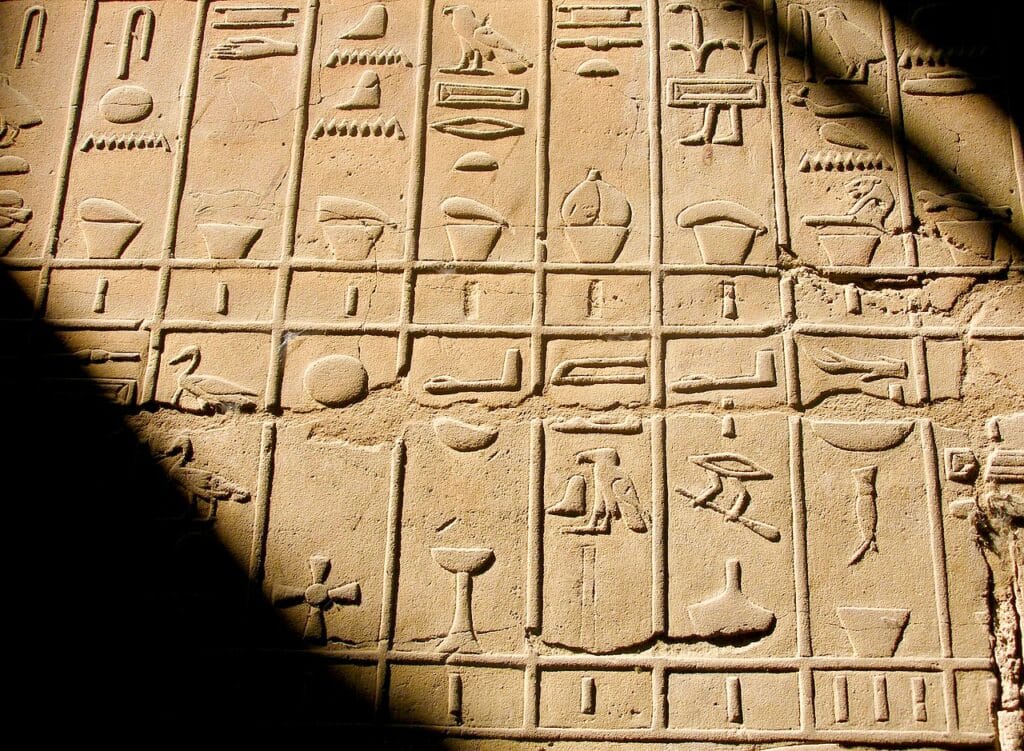 Hiéroglyphes égyptiens / Trapuzarra sur Pixabay