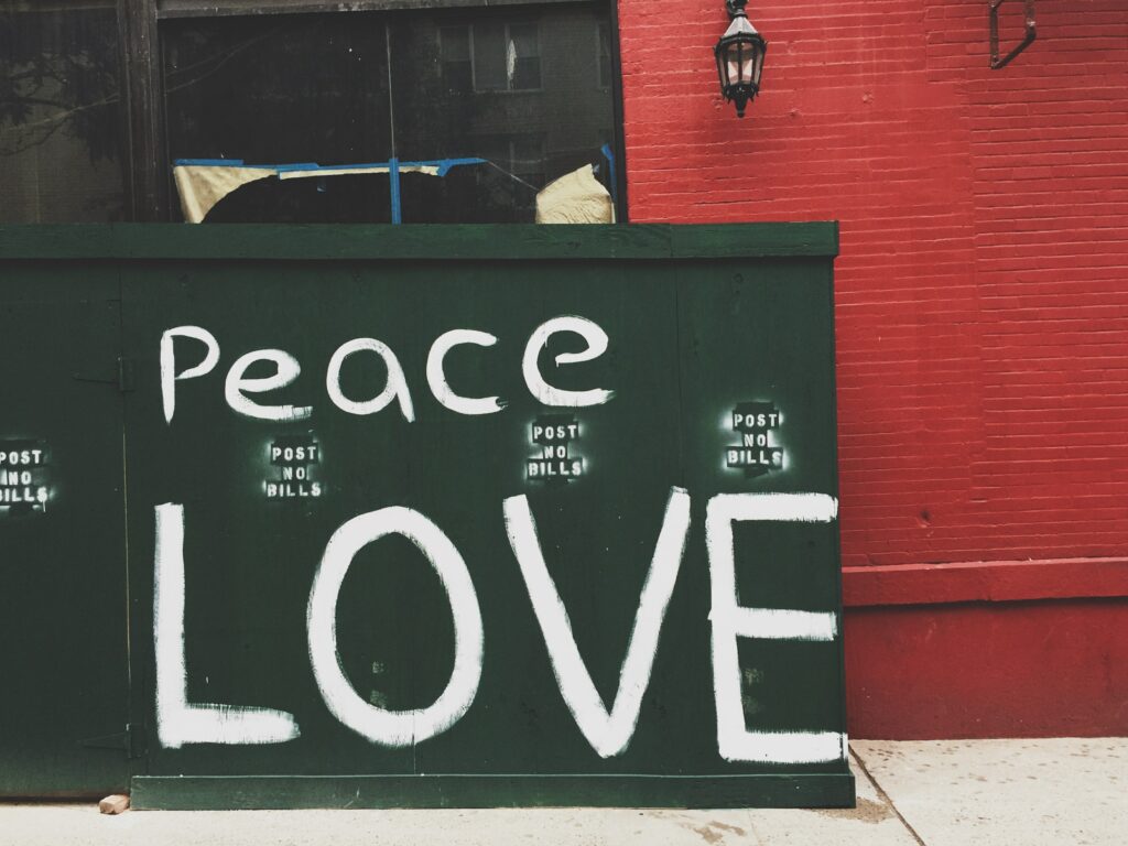 Fameuse phrase autour de la notion de paix à travers le monde : Peace and Love