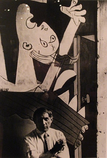 Picasso devant Guernica, © Sharon Mollerus/ CC-BY-2.0/ via Flickr