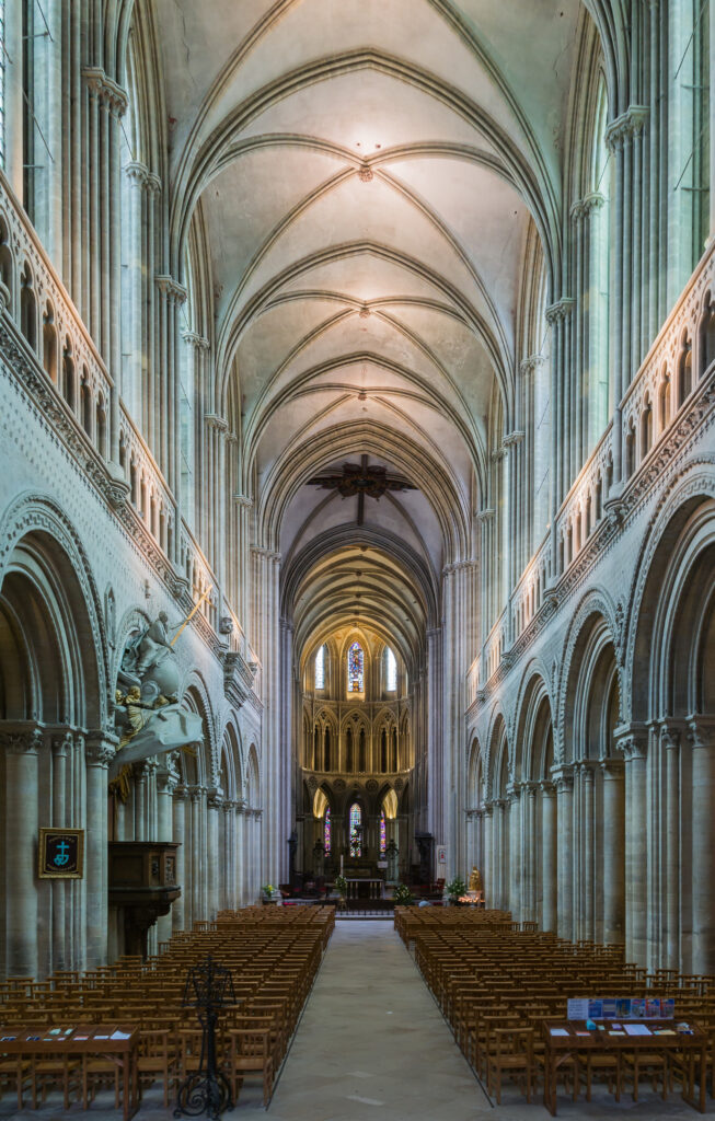 Intérieur  de la cathédrale de Bayeux, ©Jebulon / CC-BY-1.0 / via Wikipédia