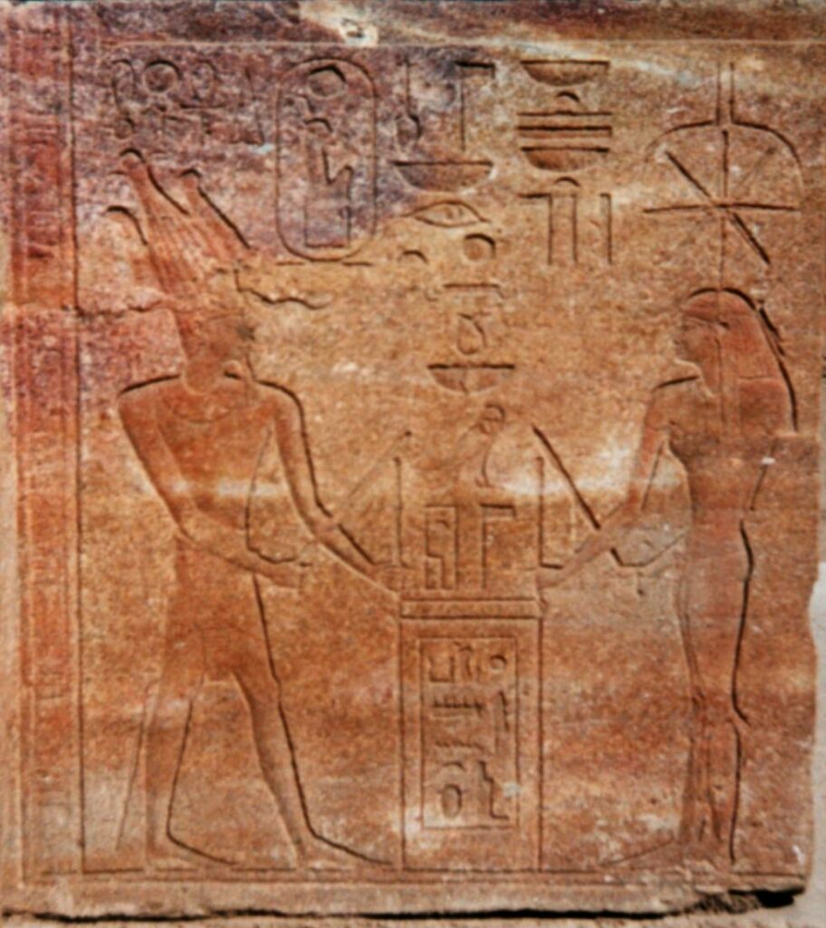 Inauguration de la chapelle rouge par Hatchepsout (à gauche) et Seshat. Elle est représentée avec tous les attributs traditionnels du pharaon / Lothar Derstroff, Wikimedia Commons, CC BY-SA 3.0