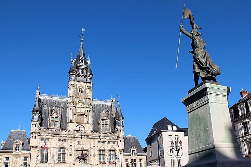 Statue de Jeanne d’Arc face à l’Hôtel de Ville de Compiègne. ©Jean-Pol Grandmont / CC-BY 4.0(via Wikimedia Commons)