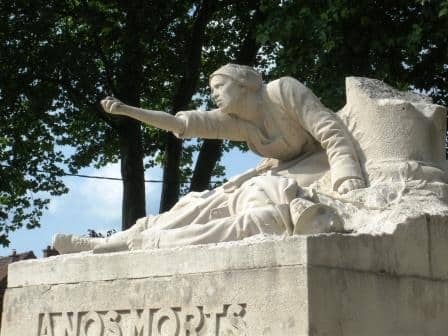  La Picarde maudissant la guerre, sculpture de Paul Auban, monument aux morts de Péronne (80) ©Weglinde Gordon Lawson / CC-BY 4.0(via Wikimedia Commons)