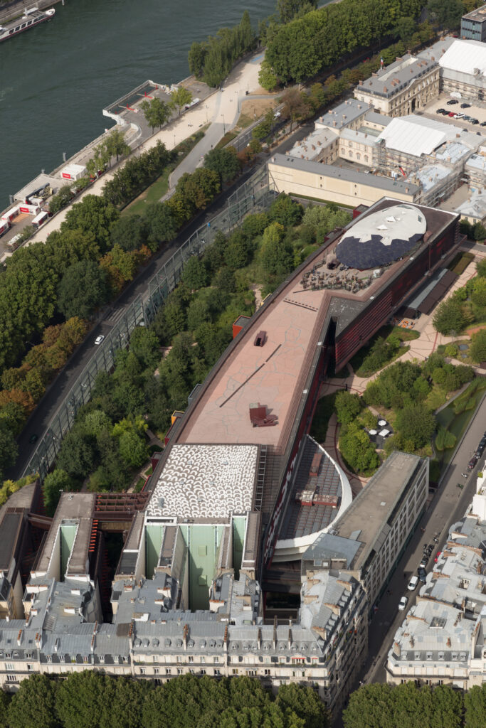 Vue sud-ouest du musée du quai Branly à Paris.