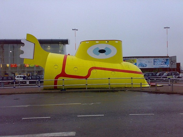 Le Yellow Submarine à l'aéroport John Lennon de Liverpool